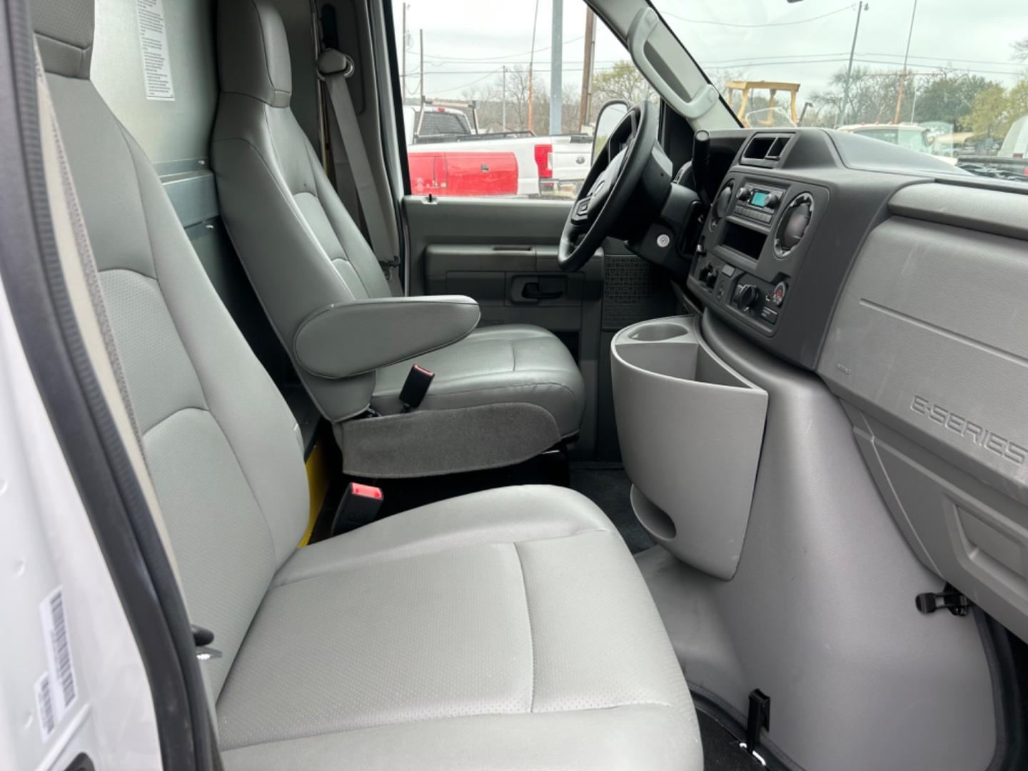 2022 White Ford Econoline E-350 Super Duty (1FDWE3FK3ND) with an 7.3LV8 OHV 16V engine, located at 1687 Business 35 S, New Braunfels, TX, 78130, (830) 625-7159, 29.655487, -98.051491 - Photo#8